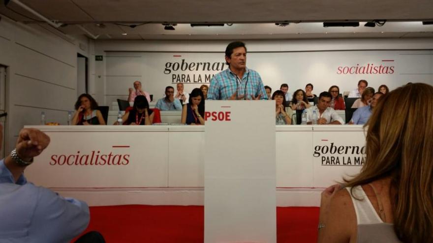 Javier Fernández pide al PSOE que no le &quot;pueda la ansiedad&quot; al pactar con Podemos