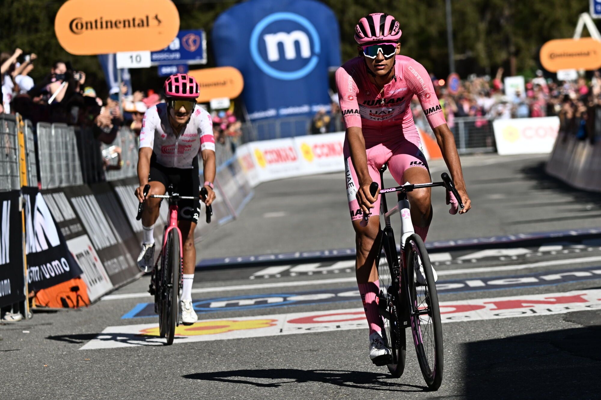 CHAMPOLUC (Italy), 30/05/2025.- Mexican rider Isaac Del Toro (R) of UAE Team Emirates XRG in the overall leader's pink jersey, and Ecuadorian rider Richard Carapaz of Education -Easypost team react after crossing the finish line during the 19th stage of the Giro d'Italia cycling race over 166 km from Biella to Champoluc, Italy, 30 May 2025. (Ciclismo, Italia) EFE/EPA/LUCA ZENNARO