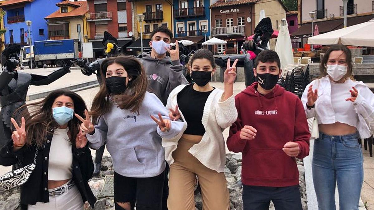 Por la izquierda, Ada Peralta, Estefanía Pérez, Alba Ordiz y Juan Allonca, ayer, saltando junto al Instituto Marqués de Casariego, de Tapia. | T. Cascudo