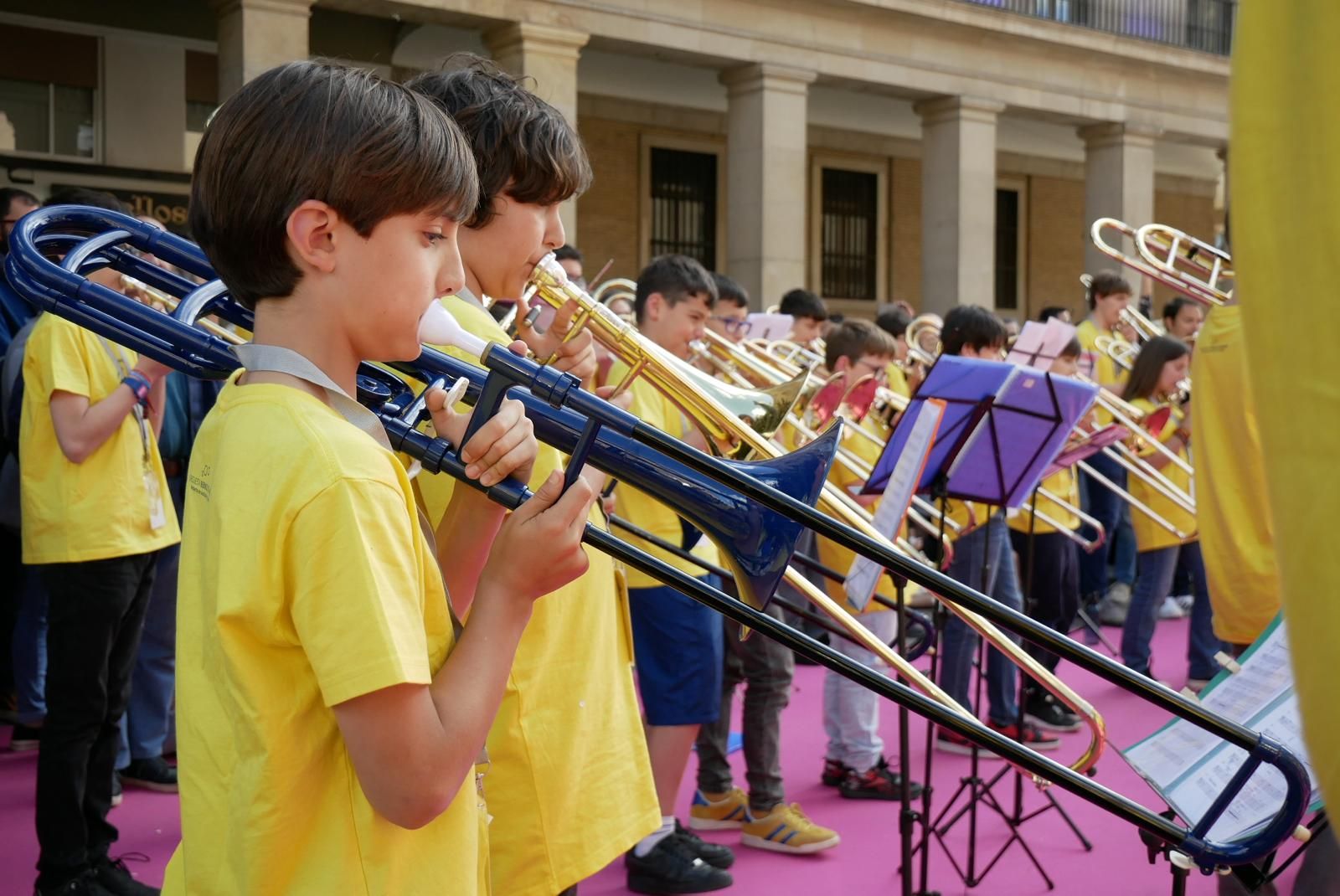 Más de 230 instrumentistas de metal tocan en la plaza del Pilar