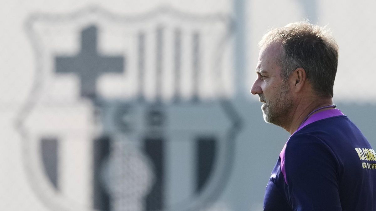 Flick, en el último entrenamiento del Barça previo a su visita al campo del Levante.