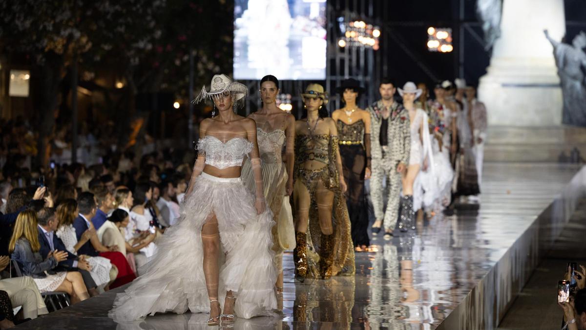 Modelos desfilan con distintos diseños Adlib en la última edición de la pasarela celebrada en Vara de Rey