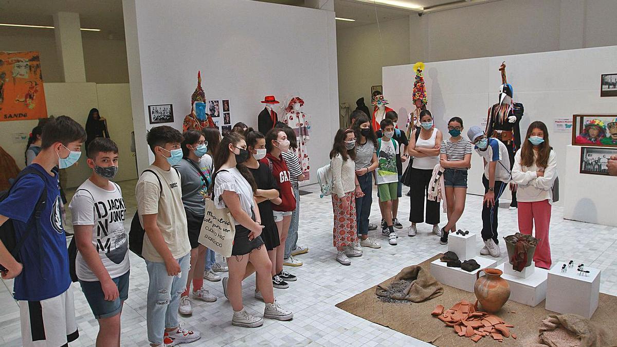 Escolares en la visita a la exposición sobre los entroidos, en la Sala Valente.   | // IÑAKI OSORIO