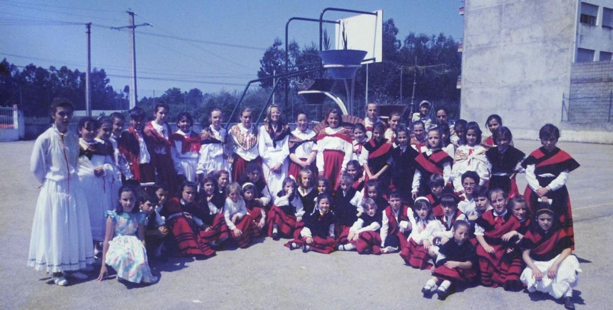 Alumnos e mestres de varias promocións do colexio público de Silleda da década de 1980