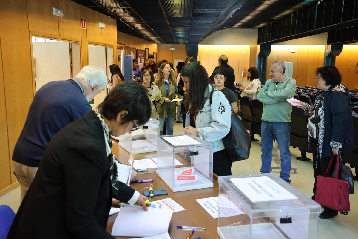 La UVigo acogié el miércoles las elecciones al Rectorado y al Claustro. En la imagen, votaciones en la mesa de Biología.