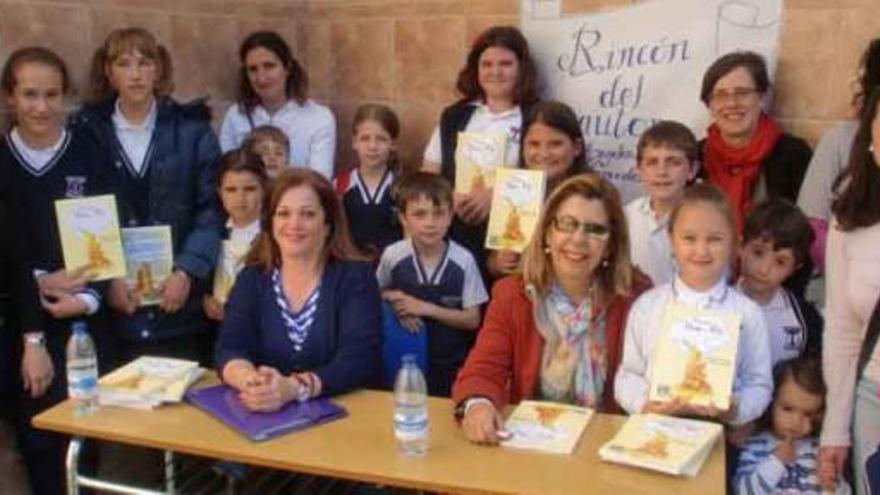 Mª. Mercedes Tormo Muñoz y Mª Ángeles Salas Moneo en la presentación del libro Cuentos de Nube y Miel