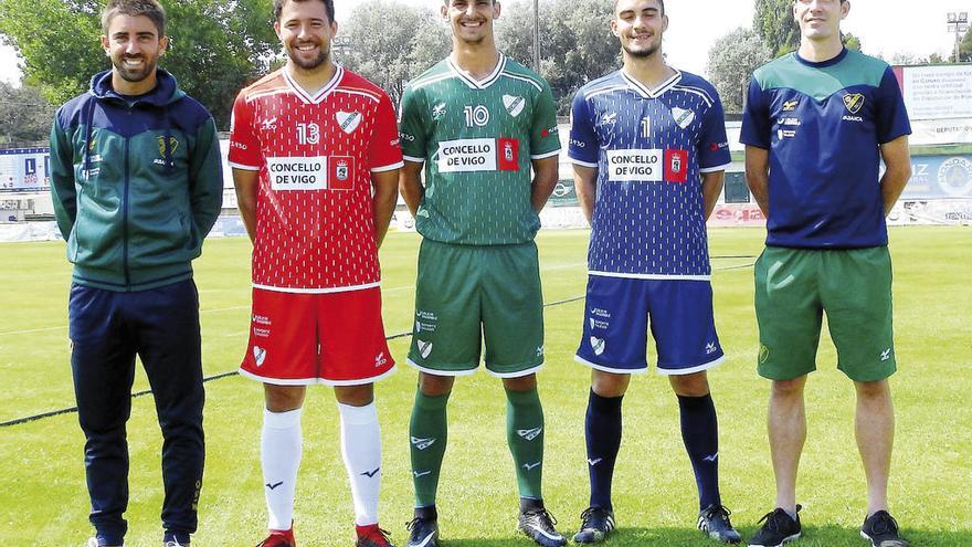 Jugadores del primer equipo, con los uniformes. // FDV