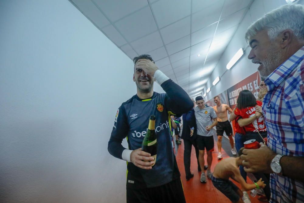 Los aficionados del Mallorca invaden el campo tras el pitido final