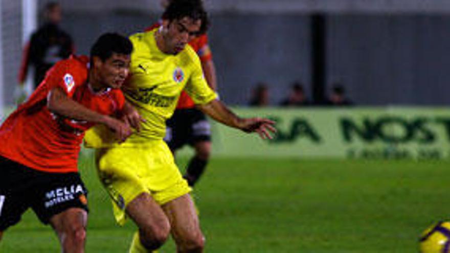 Gonzalo Castro pugna por la pelota con Pires en el Mallorca-Villarreal de la pasada temporada.