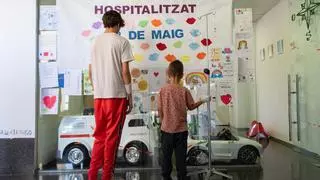 Besos i cartes dedicades per als xiquets ingressats en la planta de pediatria de l'Hospital de Dénia