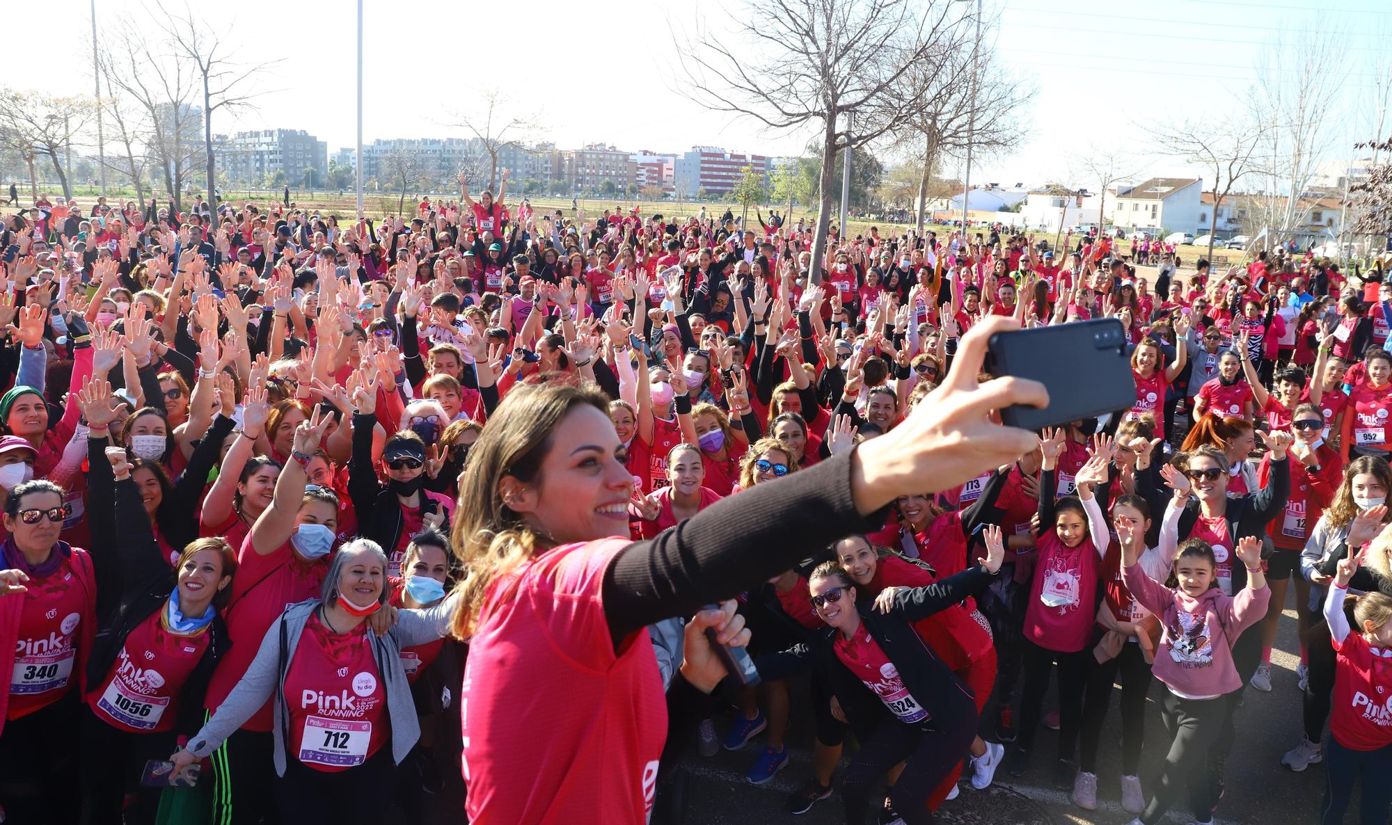 'Pink Running': más de 2.000 corredoras tiñen de rosa las calles de Córdoba