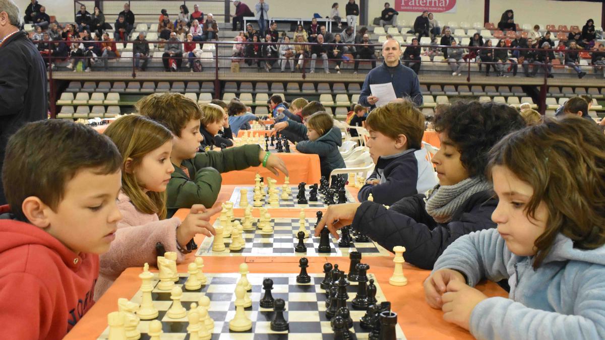 Niños y niñas jugando al ajedrez en Paterna