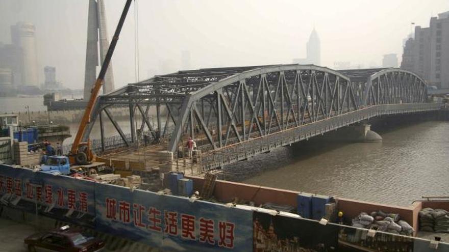 El puente centenario Waibaidu Qiao, una de las señas de identidad de Shanghai desde que fue construido en 1907, cuando la metrópolis era la más cosmopolita de Asia, está casi listo para entrar en servicio de nuevo, después de ser desmontado y reinstalado tras todo un año desaparecido del paisaje urbano.