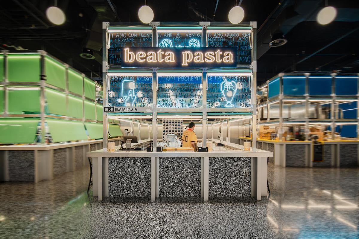 La barra de Beata Pasta en el Bernabéu Market.