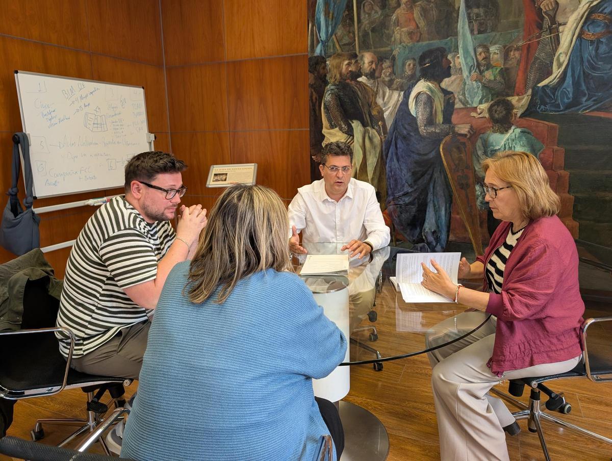 El alcalde, Juan Ramón Adsuara, y la concejala Fina Carreño, con los técnicos.