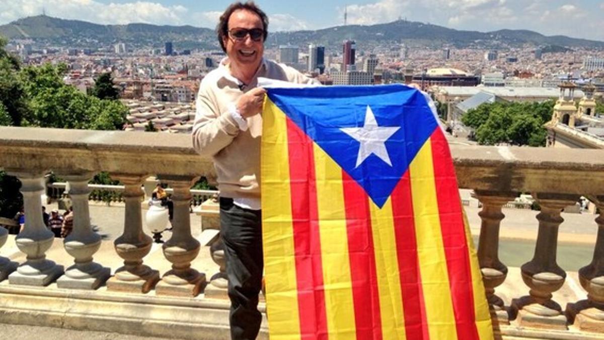 Dyango se fotografía con una 'estelada' en la plaza de Espanya