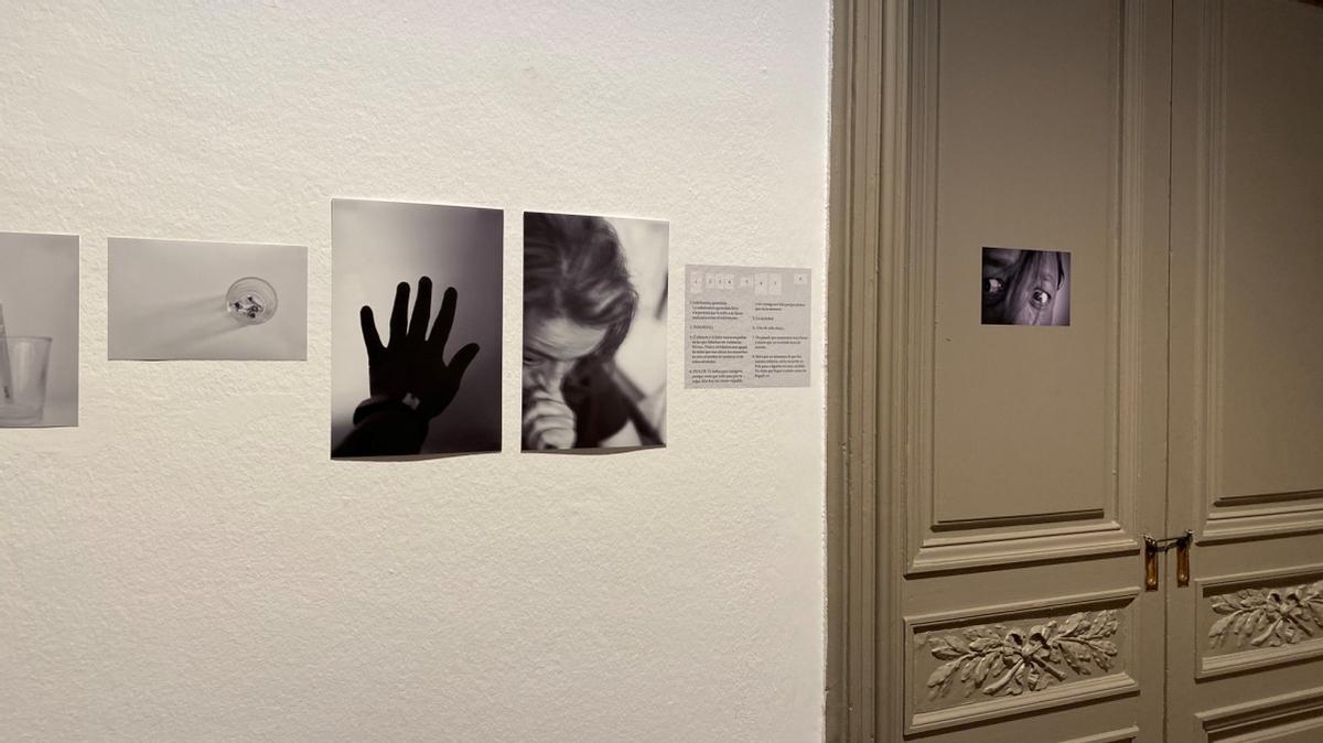 Paola Vanegas muestra una colección de imágenes en blanco y negro.