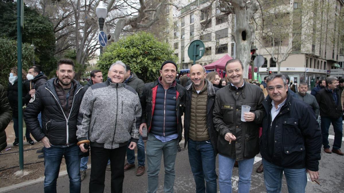 El concejal del PP de Nules Mario García con un grupo de amigos.