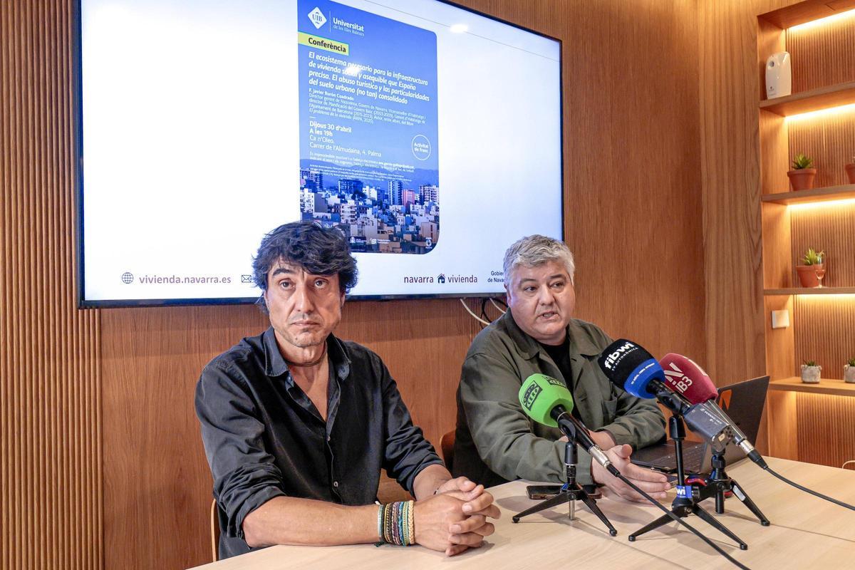 El catedrático de Geografía y profesor de la UIB Jesús M. González, junto a Javier Burón, durante la rueda de prensa de esta mañana.