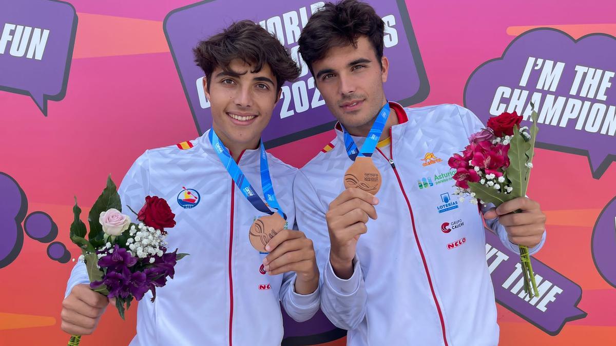 Diego y Noel Domínguez  muestran el bronce obtenido en el C-2 1.000 sub-23.