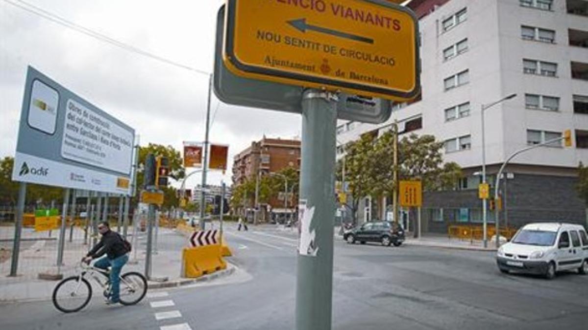 Calle de La Sagrera, esquina Garcilaso, el viernes, convertida en vía de doble sentido por las obras del AVE.