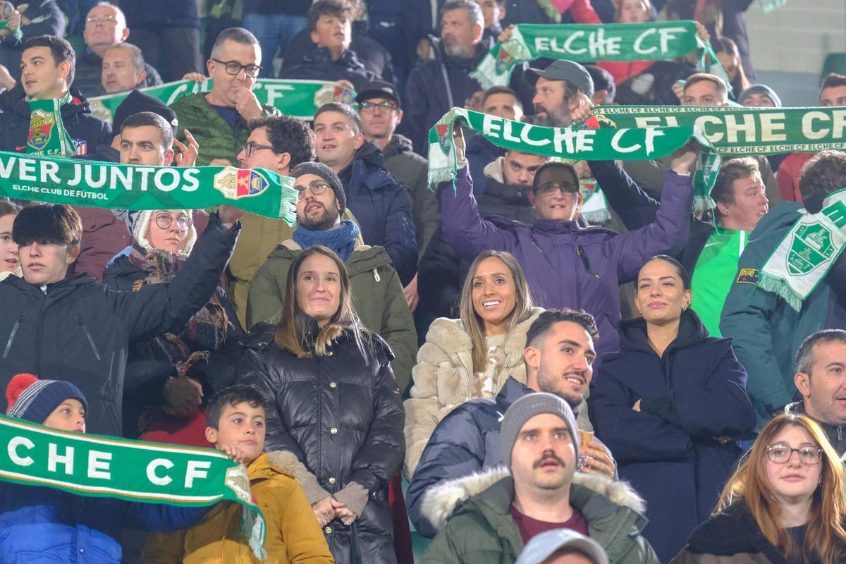 Aficionados y aficionadas del Elche, durante el encuentro frente al Mirandés disputado en el estadio Martínez Valero