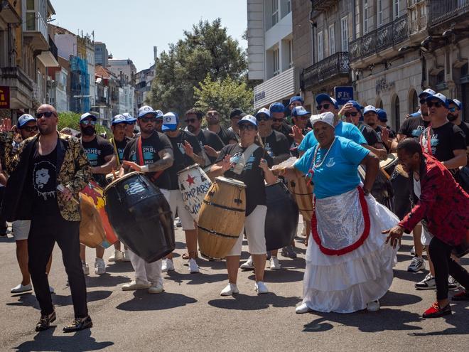 Jornada de baile, percusión y color de la comunidad uruguaya en Vigo