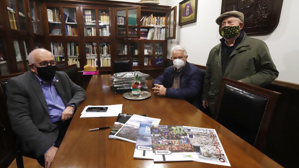 De izquierda a derecha, Luis Carramiñana, José María Rubio y José Pascual Herrero, en la sede social del Centro Soriano.