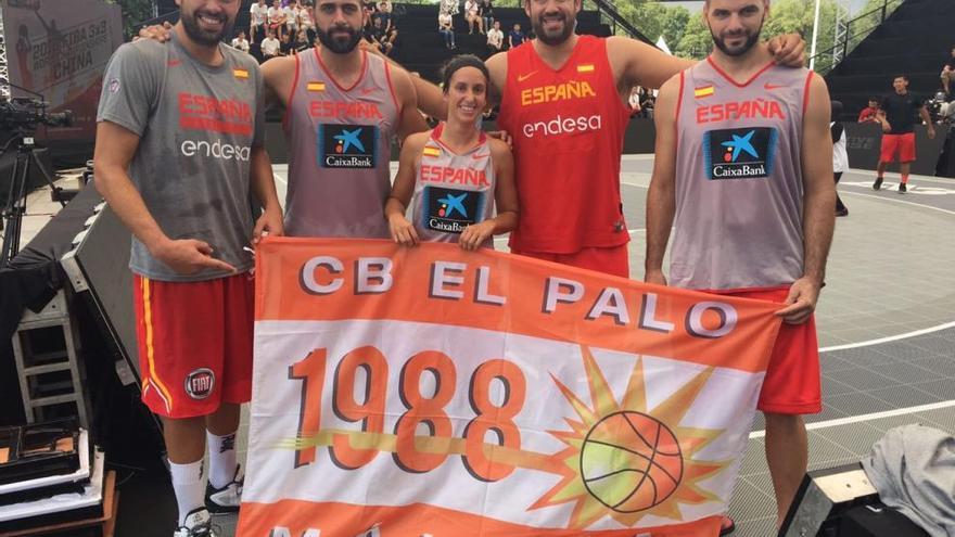 Los cinco representantes del baloncesto malagueño, posando ayer en Guangzhou, donde se disputa el Mundial 3x3.