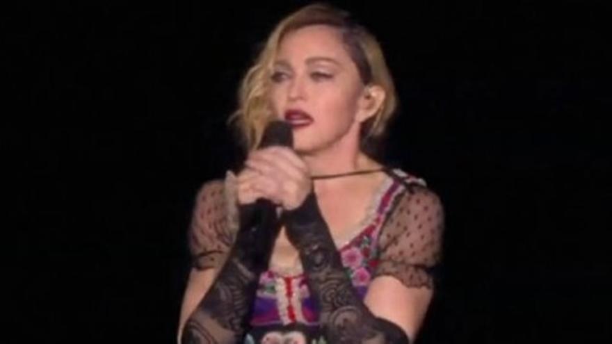 Madonna canta entre lágrimas su 'Like a Prayer' por París