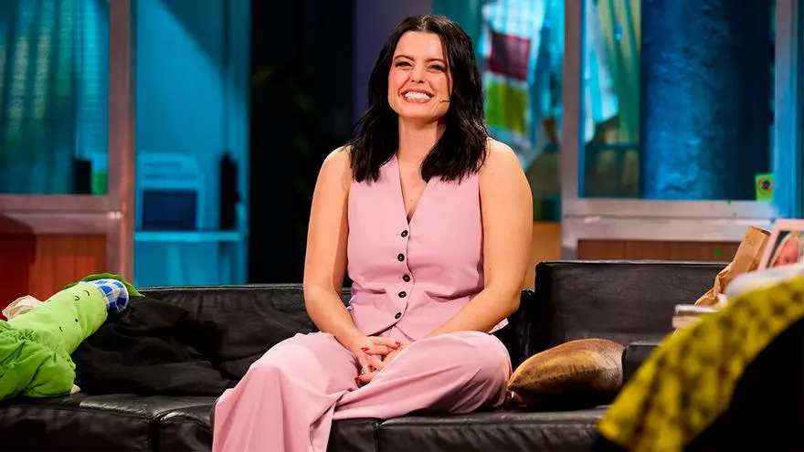 El momento surrealista de Adriana Torrebejano, Broncano y una longaniza maltratada