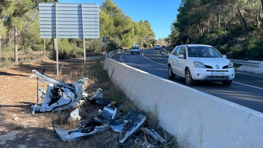 Los restos de un vehículo tras un accidente mortal en la carretera de Santa Eulària en la que fallecieron dos jóvenes el día 2 de diciembre. | VICENTMARÍ