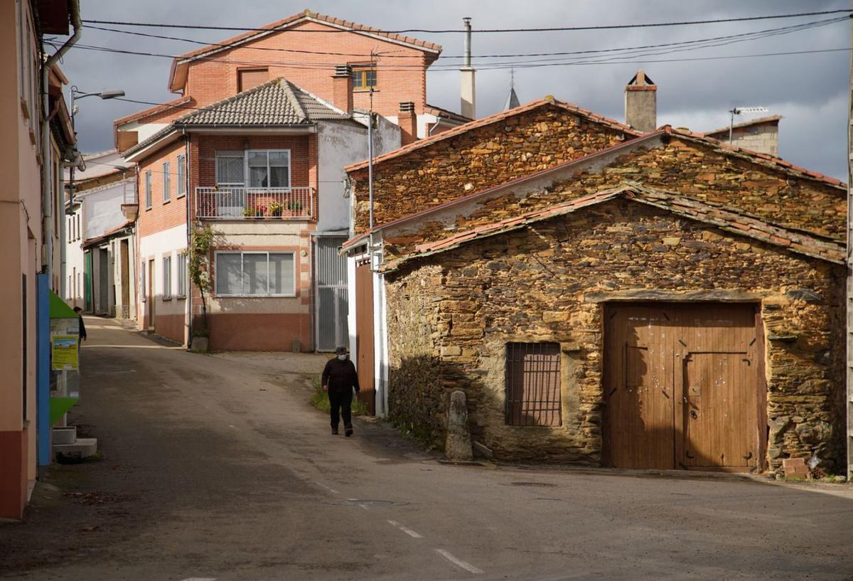 Un vecino camina por las calles de Rabanales. | Jose Luis Fernández (Archivo)