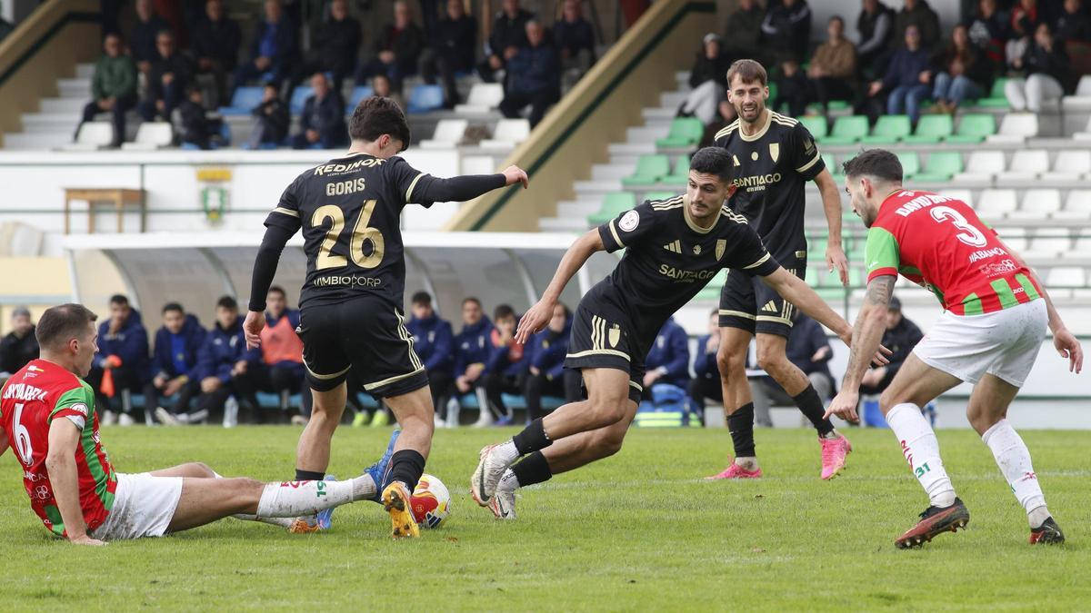 La rocosa defensa del Villalbés complicó las ofensivas del Compostela.