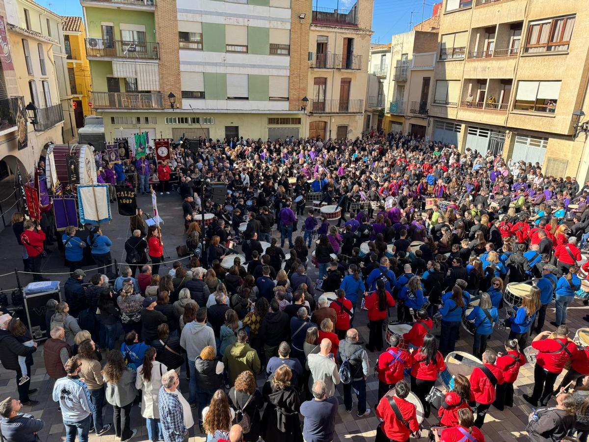 Almassora ha retumbado con el estruendo de 700 bombos y tambores.