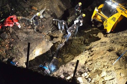 Espectacular rescate de un caballo que cayó en un pozo en la finca del Teucro