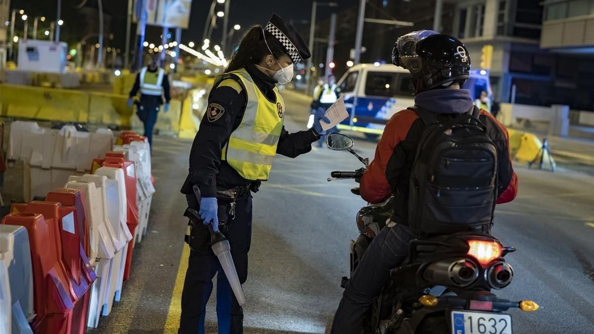 Control de la Guardia Urbana de Barcelona en la salida de la ciudad por la Gran Vía de Les Corts Catalanes