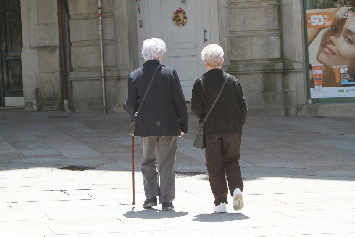 Dos gallegas de edad avanzada, paseando por una calle de Ourense.