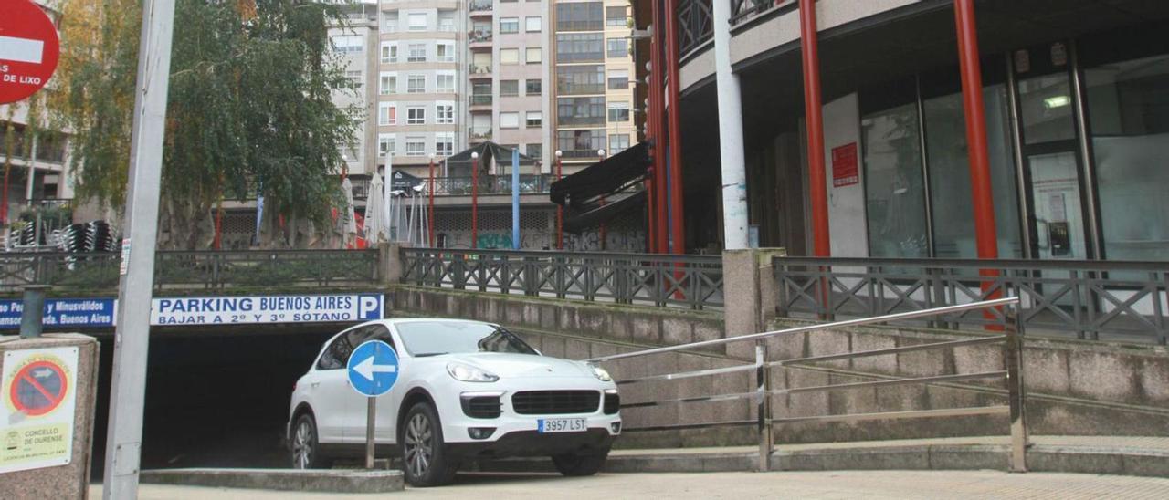 Un vehículo sale del parking subterráneo de la plaza de San Antonio. |   // IÑAKI OSORIO