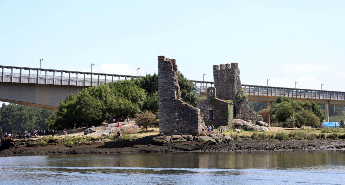 La conocidas Torres de Oeste,
el bien más preciado de
Catoira.  |  Noé Parga