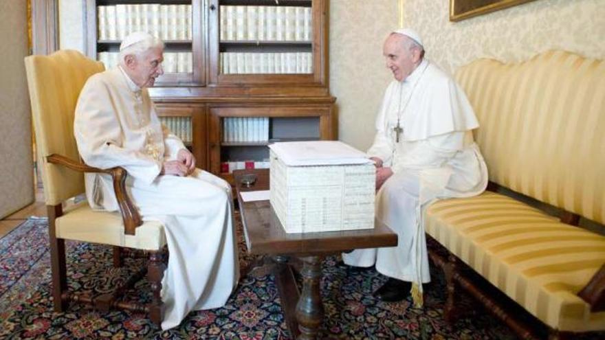 Benedicto XVI y Francisco, ayer, durante su encuentro en Castel Gandolfo. / efe / &#039;obsservatore romano&#039;