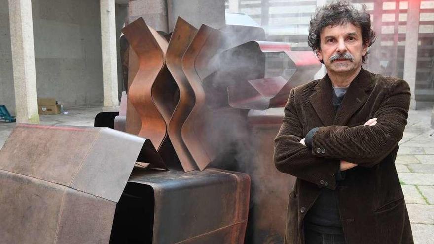 O artista Pepe Galán, onte xunto a súa escultura na Fundación Luís Seoane.
