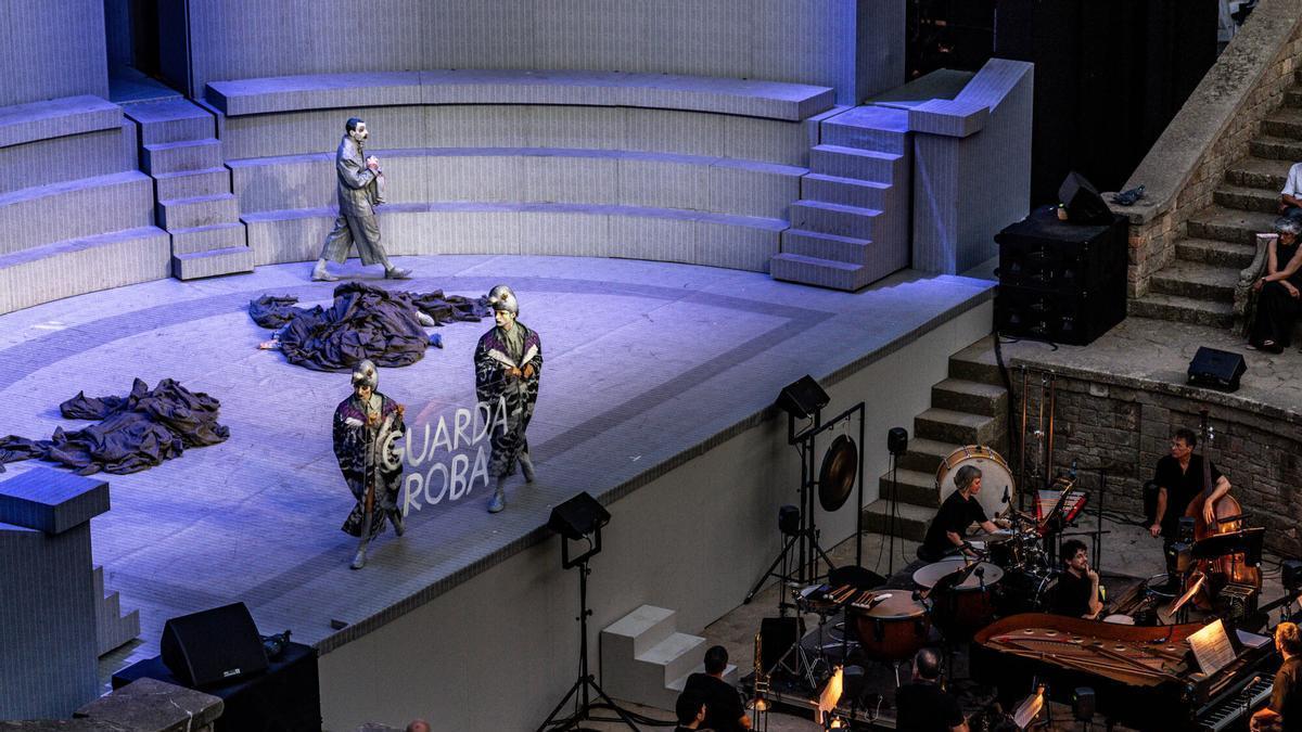 'L'Òpera de tres rals' de Brecht en el Teatre Grec, una producción para inaugurar y celebrar los 50 años del festival