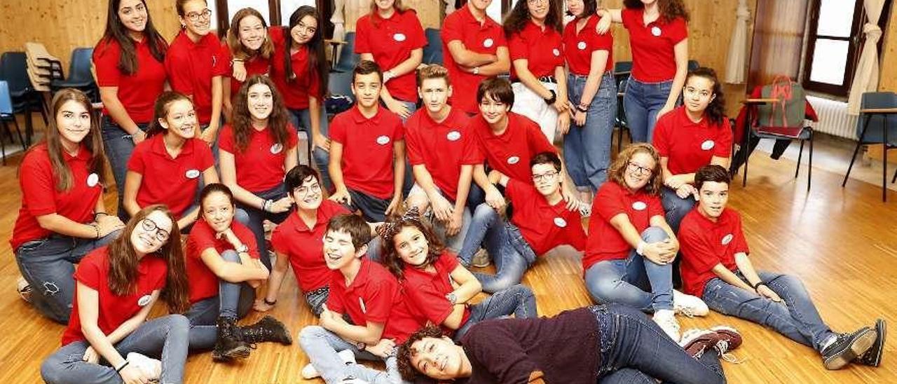 Integrantes del coro infantil-juvenil I Bimbi Appassionatti con su director, Nuria Lorenzo. // José Lores