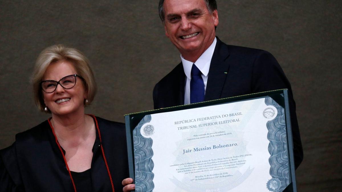 Bolsonaro junto a Rosa Weber, presidenta del Tribunal Supremo, celebrando la victoria electoral de Bolsonaro