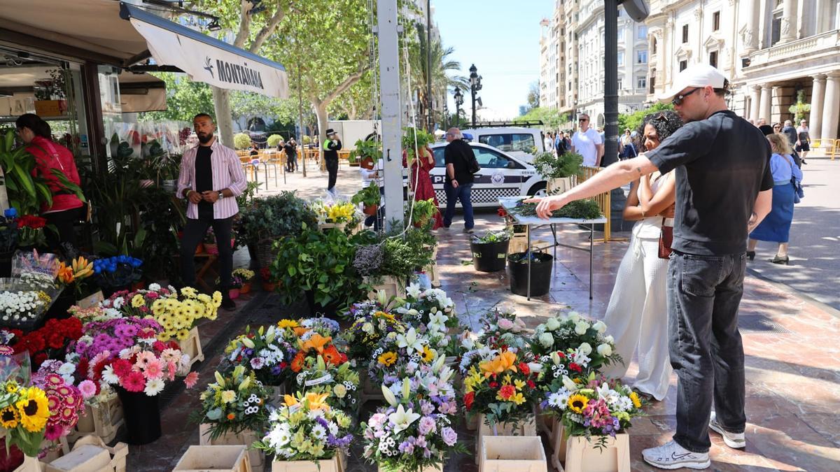 Los floristas protestan por el cierre de la plaza del Ayuntamiento por la mascletà el Día de la Madre