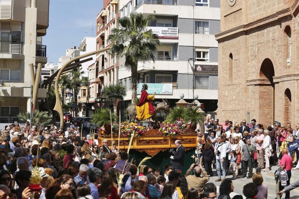 La procesión recorrió el itinerario entre la iglesia del Sagrado Corazón y la Inmaculada en Torrevieja