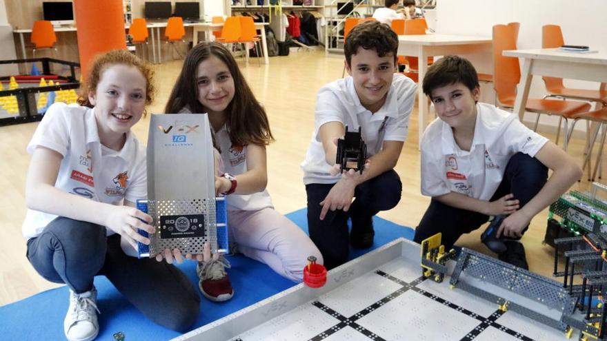 Els quatre joves gironins, Núria Brusi, Laia Travé, Marc Falgueras i Àngel Roncero, amb el robot amb el que van competir als Estats Units.