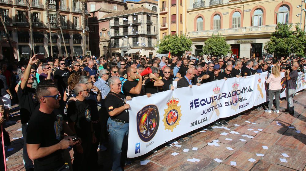 Bajo el lema #EquiparacionYa, más de trescientos de agentes de la Policía Nacional y de la Guardia Civil se han concentrado en la plaza de la Constitución
