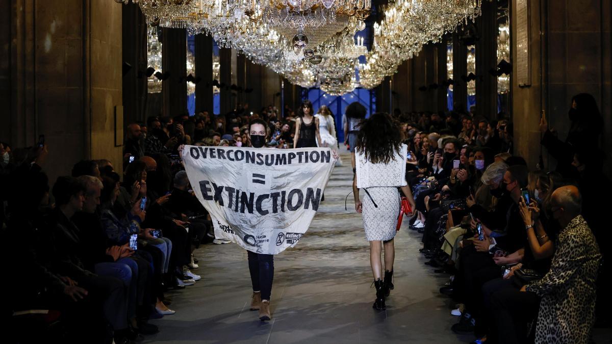 Una imagen del boicot al desfile de Louis Vuitton.